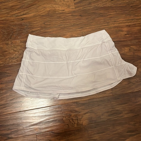 COPY - WHITE LULULEMON PACE RIVAL SKIRT REGULAR LENGTH - Picture 4 of 4